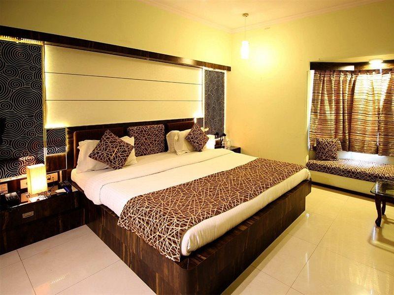 Hotel Royal Highness Ahmedabad Exterior photo