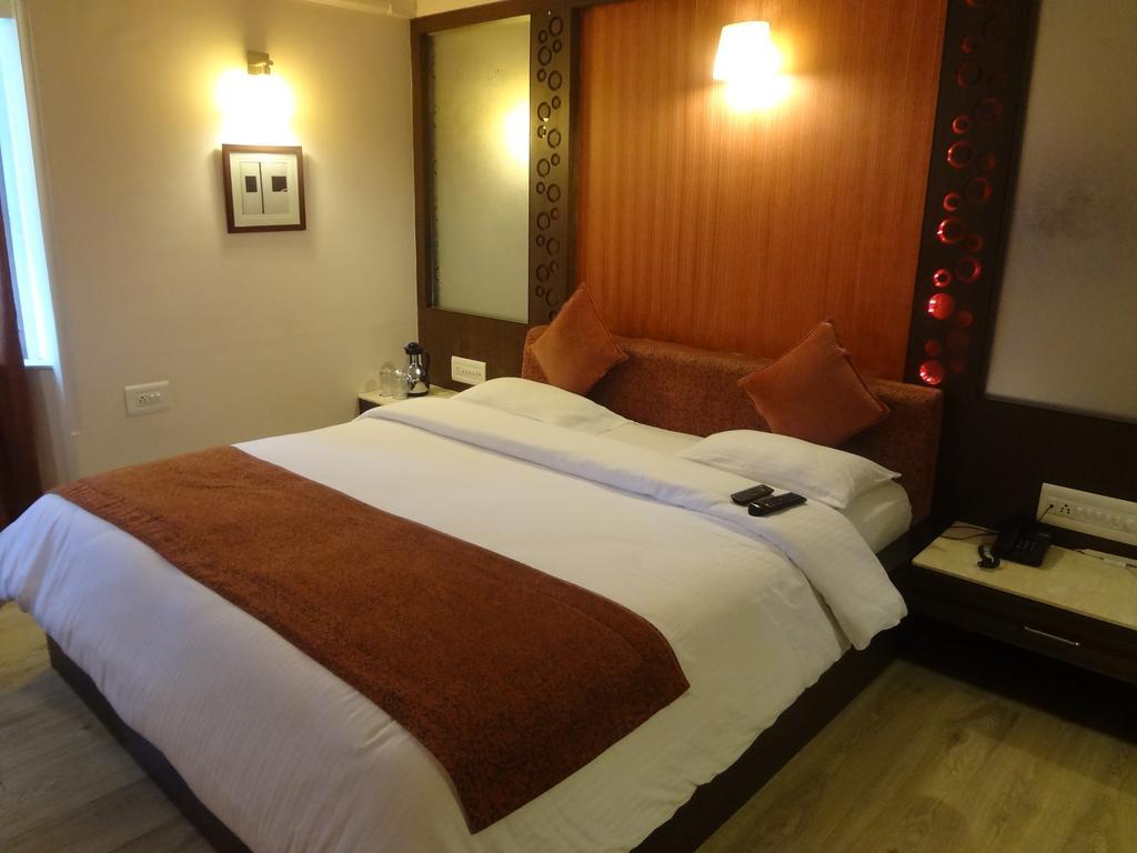 Hotel Royal Highness Ahmedabad Room photo