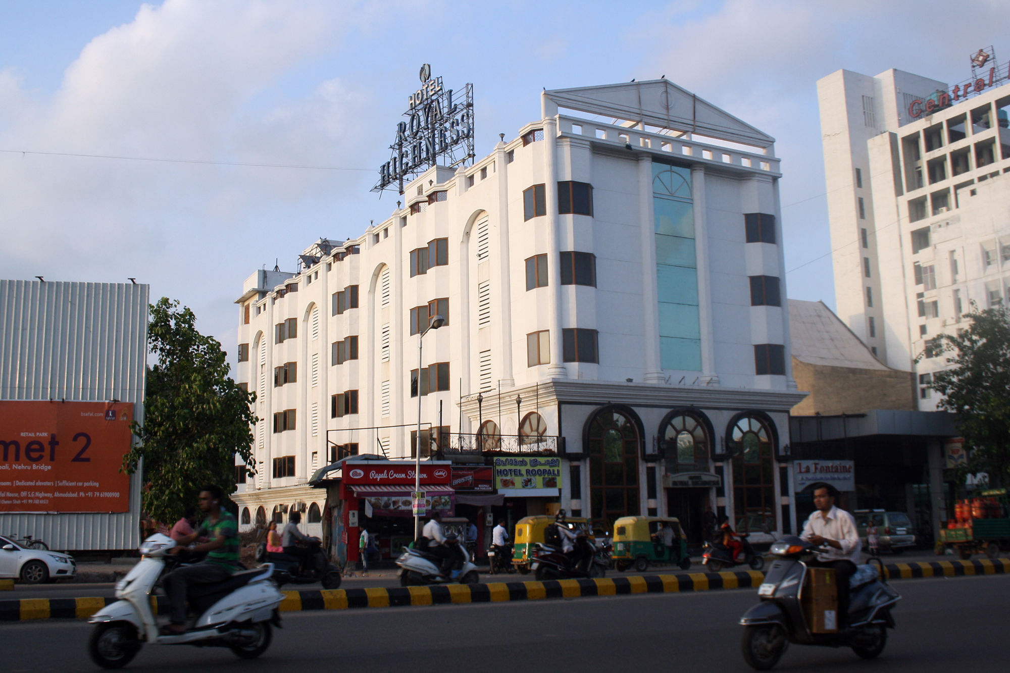 Hotel Royal Highness Ahmedabad Exterior photo